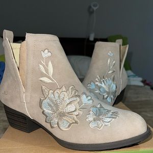 Jambo & Co. Flower Embroidery Boot